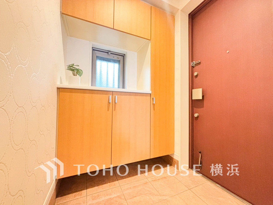 お客様をお迎えする玄関は落ち着いた雰囲気。帰り着くたびに洗練されたテイストの空間に迎えられ誇りと喜びを感じる玄関まわりです。