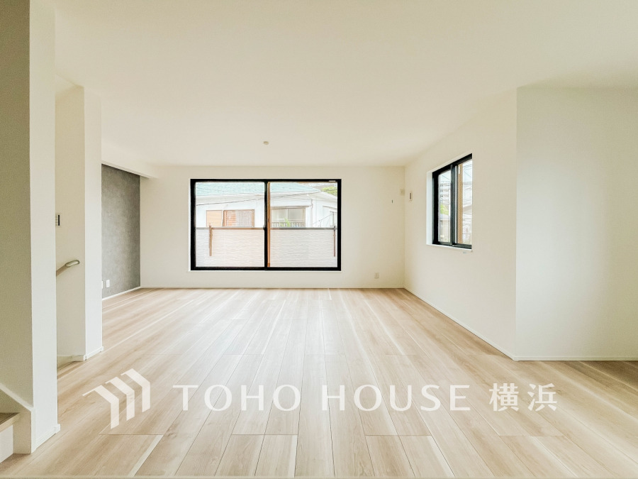 ここにはみんなが集い、食事と楽しい会話が始まる。話に夢中になりすぎて、ついつい時を忘れてしまう。そんな束の間の幸せを感じさせてくれる場所。