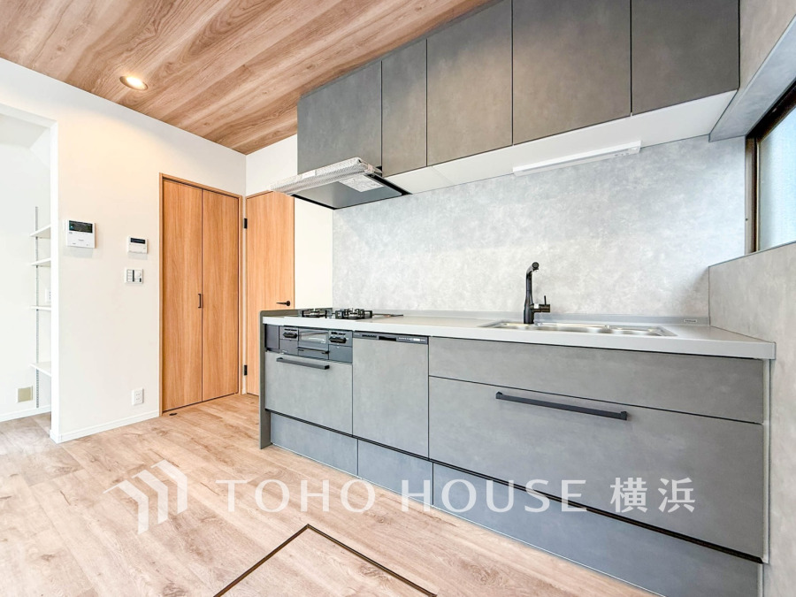 誰もが使いやすいデザインにこだわったキッチン。プライベートスペースを彩るインテリアとしての美と、快適な日常を支える機能性と強さがひとつになったキッチンです。