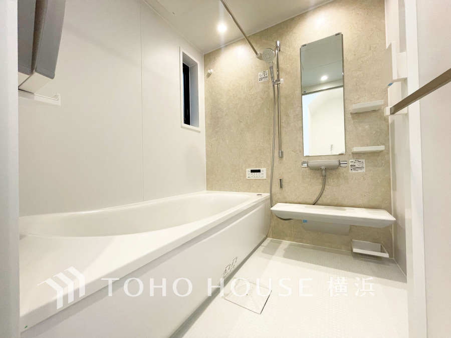 1日の疲れを取り心身を癒すことができる住まいの中のリラクゼーション空間、バスルーム。心からゆったりと寛いでいただけるよう、柔らかな色合いで仕上げています。