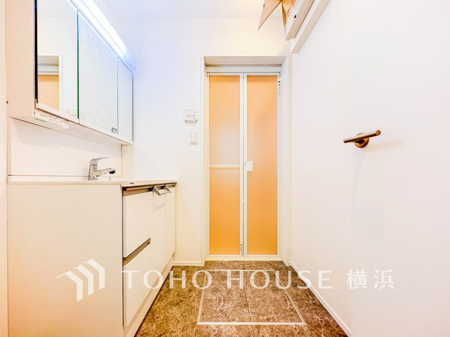 落ち着いた空間を演出するカラーと、ゆったり落ち着いてお使い頂ける広さが魅力のパウダールーム。居室からも独立しており、プライベート空間を保ちます。