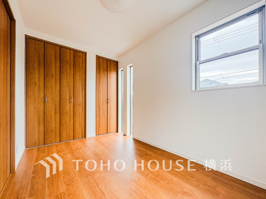 温かみのある木目床と収納豊富なクローゼットが特徴の明るい洋室。自然光が心地よく差し込みます。