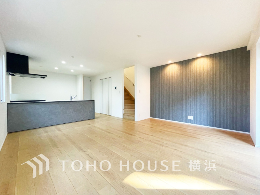 光と風があふれる開放的なリビングダイニングには自然と家族みんなが集まってきます。明るく穏やかな空気の中で飲んだり、食べたり、笑ったり。