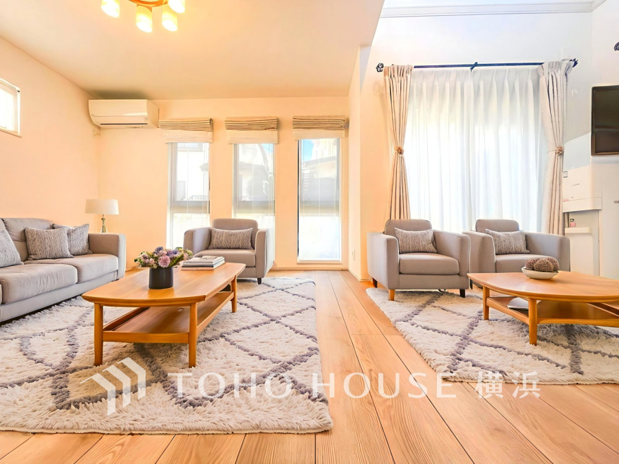 ここにはみんなが集い、食事と楽しい会話が始まる。話に夢中になりすぎて、ついつい時を忘れてしまう。そんな束の間の幸せを感じさせてくれる場所。（装飾品はAI加工です）