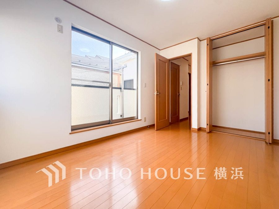 大きな窓からたっぷりと陽光が注がれる明るい空間。家族の成長に対応できる永住仕様の間取り。一日の疲れをいやしてくれる主寝室。時を忘れて過ごす場所として過ごせるお部屋