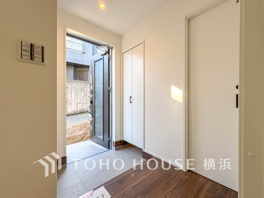 豊富な収納を確保した玄関スペース。白を基調とした明るく清潔感溢れる空間です。
