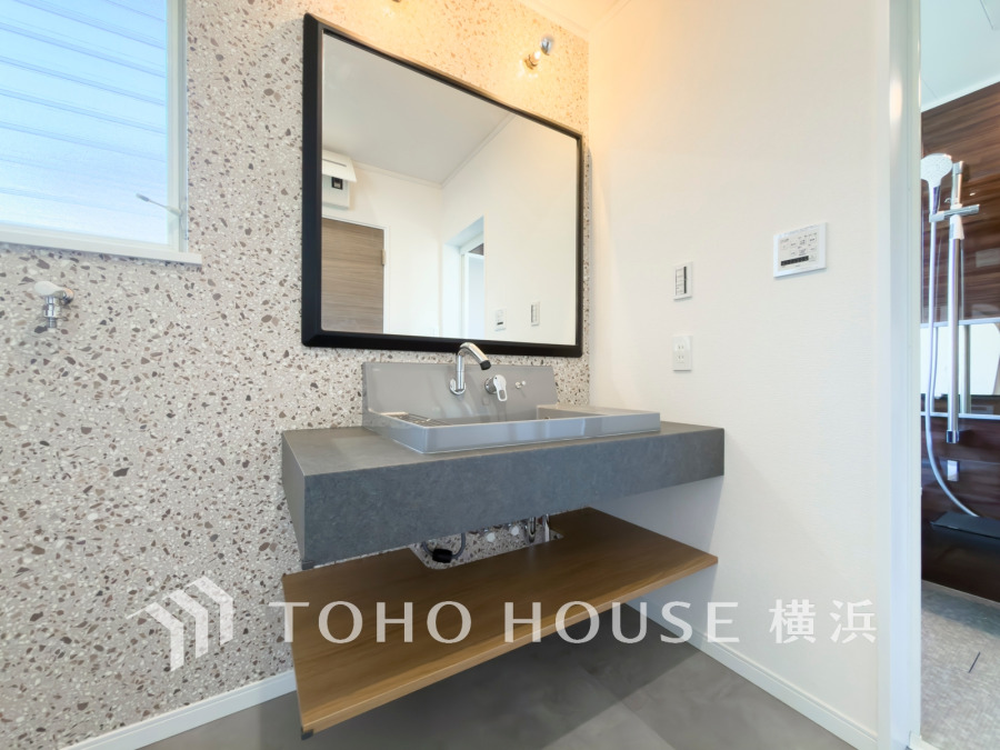 脱衣スペースを含む空間はゆとりの広さを設け、また洗面化粧台にも収納スペースを設ける事により、散らかりやすい洗面スペースをスッキリ保てます。