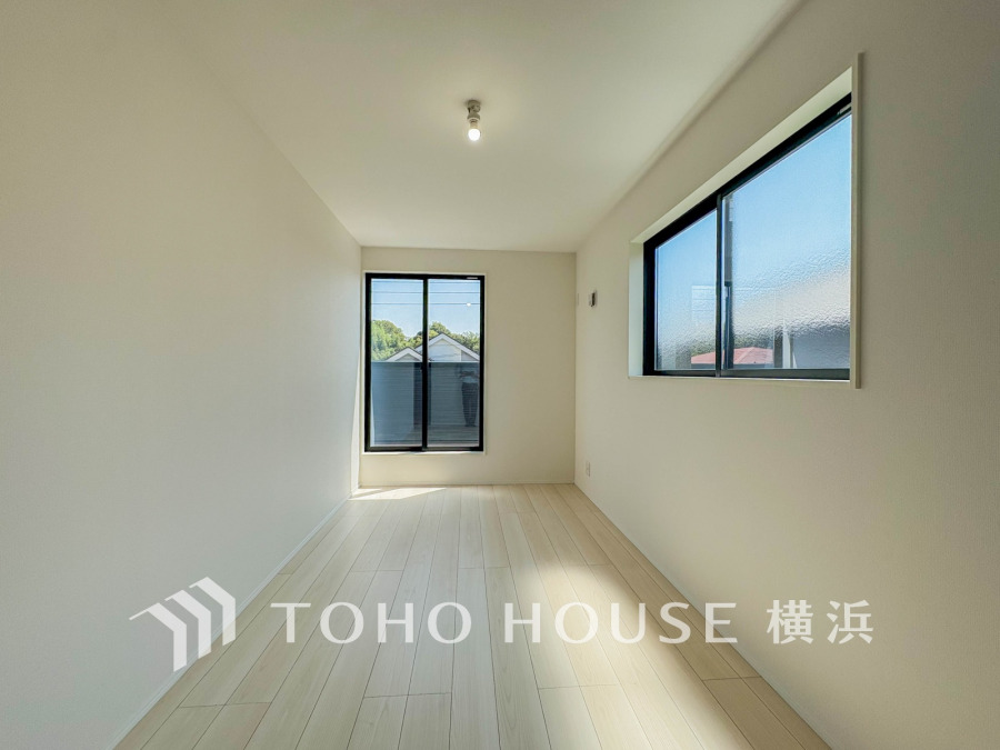穏やかな風と陽光を導き、プライバシーに配慮された設計プランを採用し、居住性を一段と心地よいものにしています。明るく開放的な空間を演出しております。