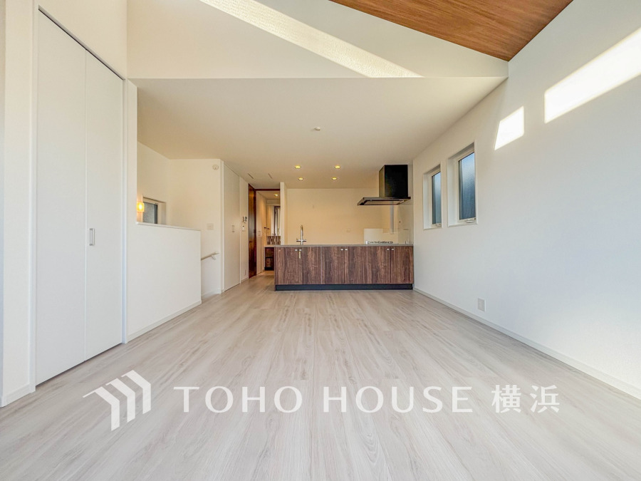 勾配天井を採用した開放的なLDKは17.16帖の広々空間。
