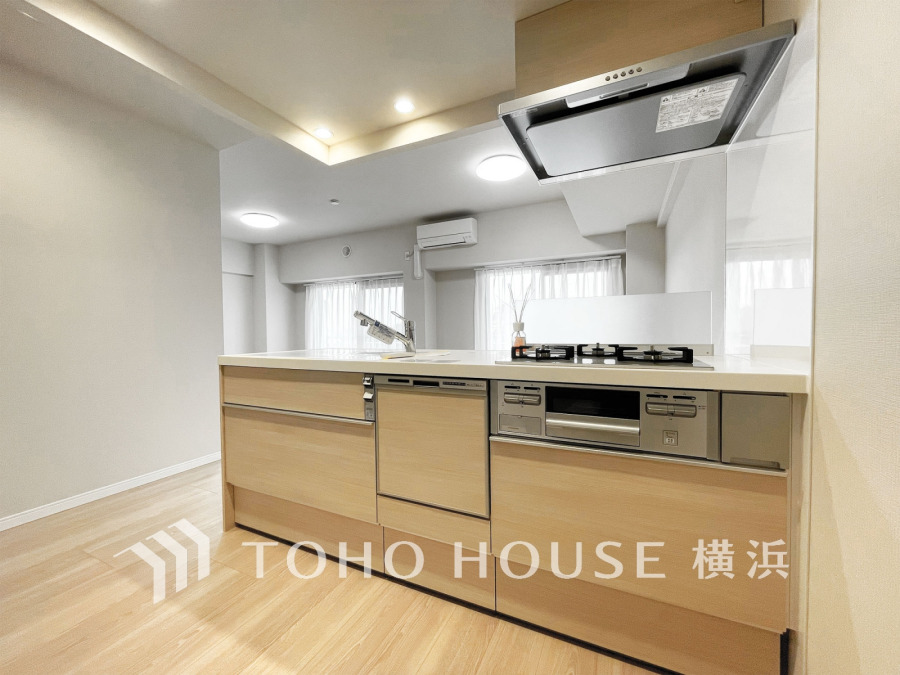 新規交換された清潔感溢れるシステムキッチン。スタイリッシュな対面式キッチンです。
