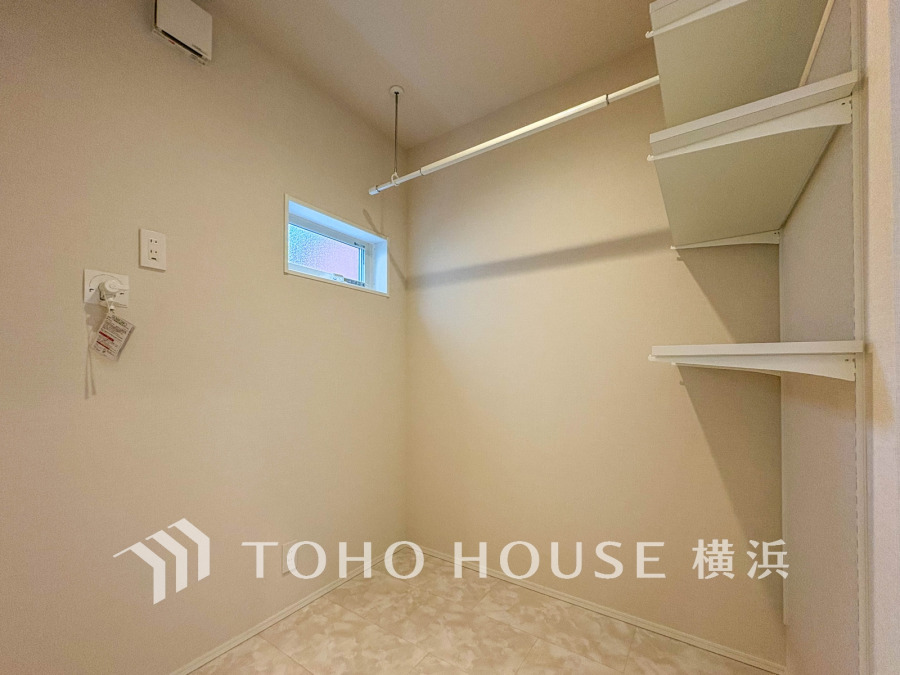 洗面室横には広さのあるランドリールームを併設。効率よく家事をこなすことができますね。