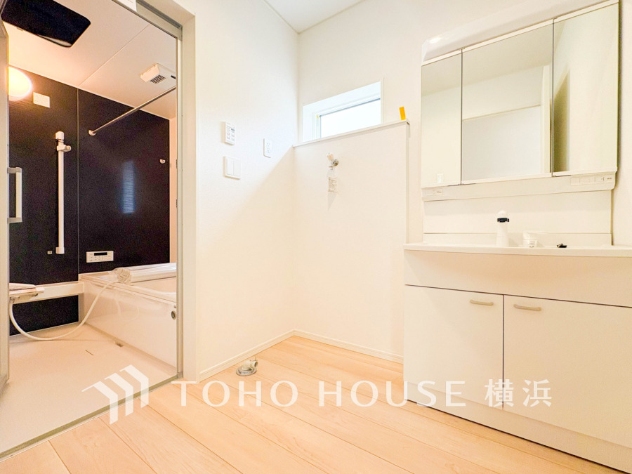 清潔感あふれる洗面所と浴室。明るい木目床が温かみを演出し、快適な毎日の身支度をサポートします。