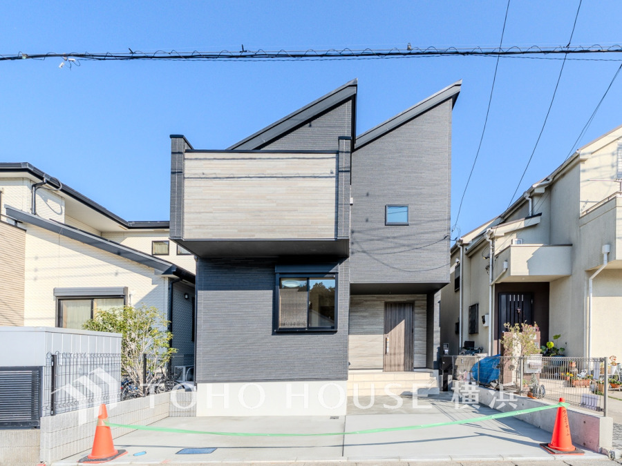 スタイリッシュなデザインと機能性を兼ね備えた、閑静な住宅街に建つ新築一戸建てです。