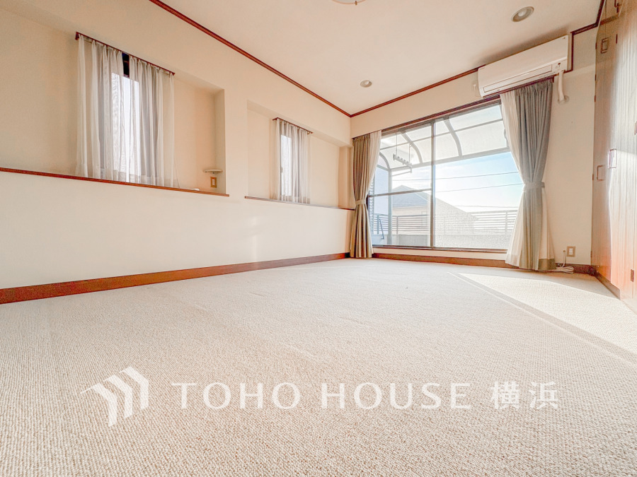 大きな窓からたっぷりと陽光が注がれる明るい空間。家族の成長に対応できる永住仕様の間取り。時を忘れて過ごす場所として過ごせるお部屋。