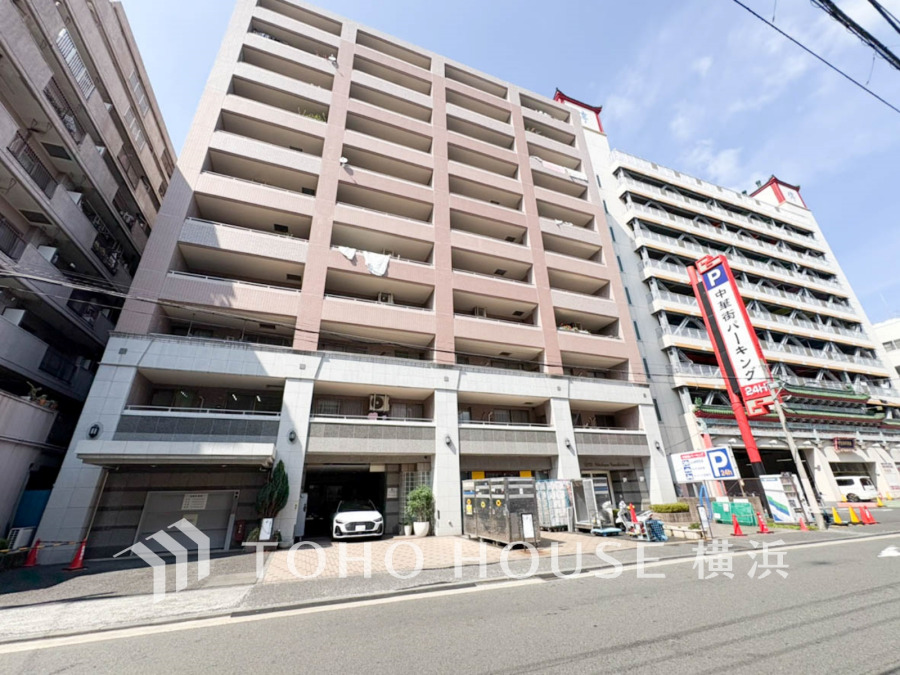 時代の流れに惑わされないシックなカラートーンで街並みに溶け込む外観は、主張し過ぎず、また平凡になり過ぎず絶妙なコントラストで輝きを放ちます。