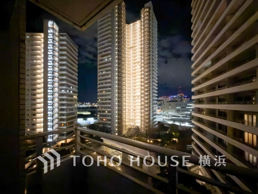 陽射しとともに、少しずつ装いを変える街の景観から、星空が地上に映りこむかのような夜景の煌きまで、この街ならではの美しい風景。手を伸ばせば触れることができそうな潤う翠、広がり豊かな眺望も魅力。