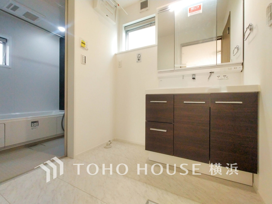 使いやすい機能が備えられた清潔感溢れる洗面空間。収納も充実しています。
