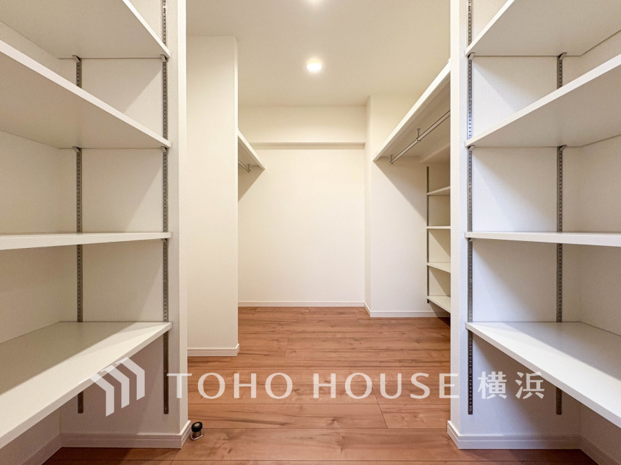 大容量の収納力を誇るウォークインクローゼット。整理整頓がしやすく、使い勝手の良い空間です。2WAY動線で使い勝手も魅力です。