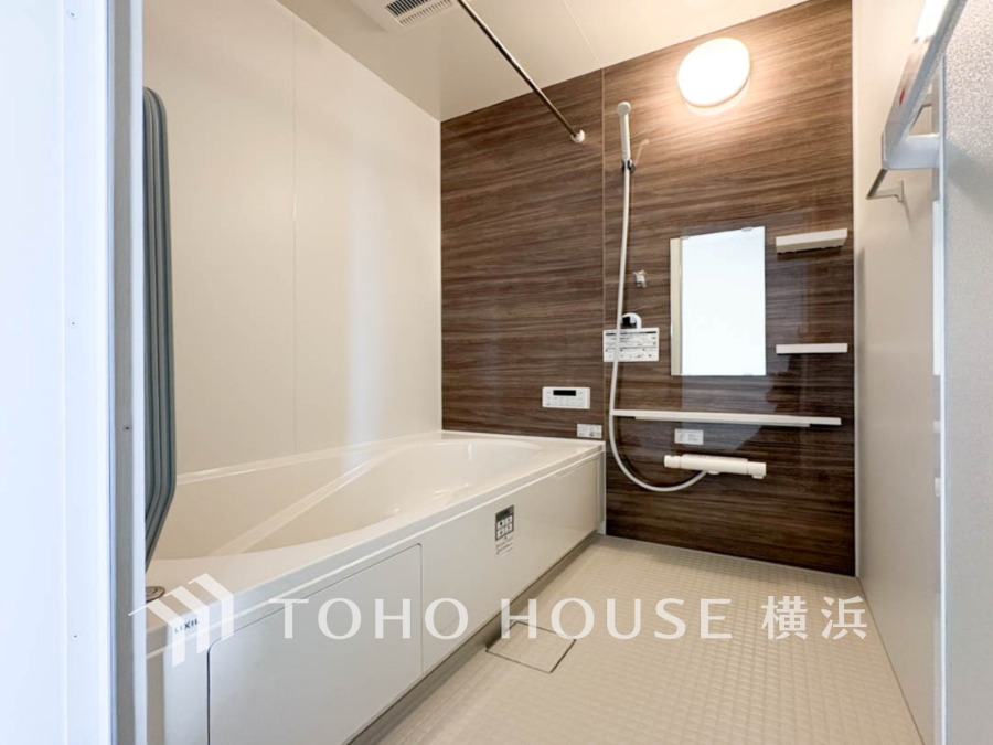 快適な使い心地とゆとりある空間が1日の疲れを解きほぐすバスルーム。空間も浴槽もゆったりのびのび使えるゆとり設計。広く感じるゆとり設計で快適なリラックスタイムを過ごせます。