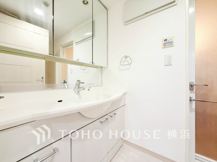 ご家族の1日が始まり、1日の終わりを締めくくる洗面空間。快適に過ごせることはもちろん、気品や優雅さを兼ね備えたパウダールームです。