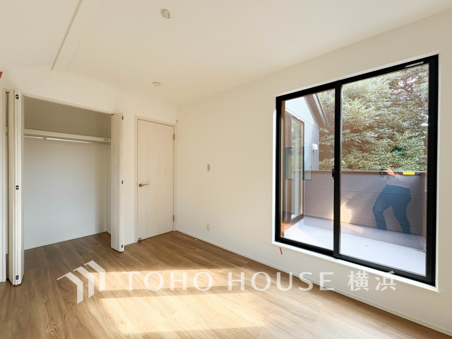 晴天の輝きと共に差し込む暖かな陽射しを愉しむことのできる空間。時には雨音が刻むリズムとハーモニーに耳を澄まし、煌く星空を眺める、そんな日常がここにあります。