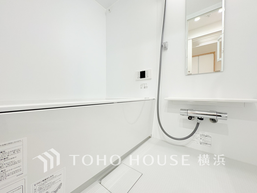 心地よいリラックスを叶える清潔感溢れる美しい空間。快適で機能的なバスルームです。
