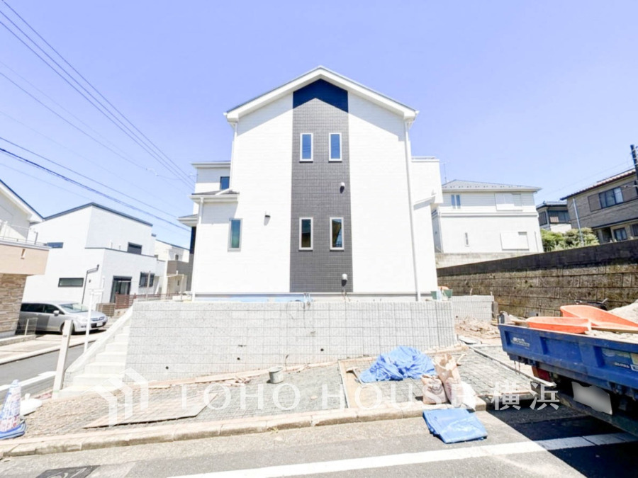 住む人を映し出す洗練された佇まいは、いつまでも輝き続けながらいつしか街の風景に溶け込んでいきます。