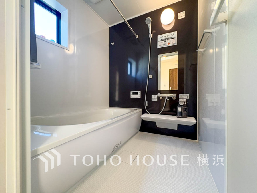 シンプルで清潔感あふれる浴室は、ゆったりとくつろげる広さと使いやすさを両立しています。