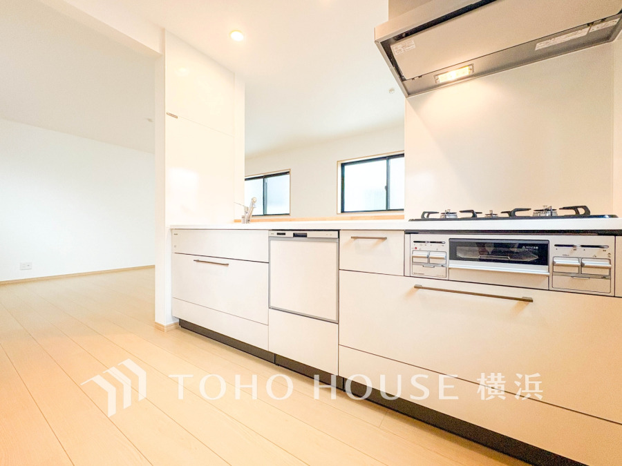 内装の主役でもあり、日常活躍する重要な水回りでもあるからこそ機能性・デザイン性に力を入れております。お手入れのしやすいシステムキッチンを採用しております。