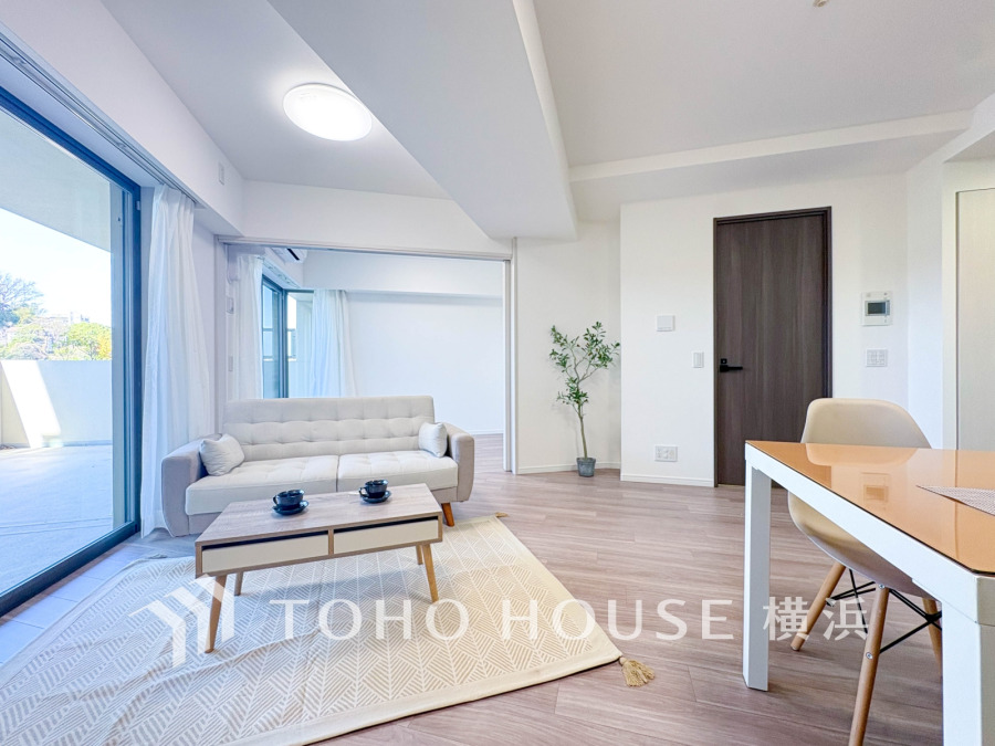 大きな窓から光が差し込む明るいリビング。洗練された空間が心地よい住まいを演出します。