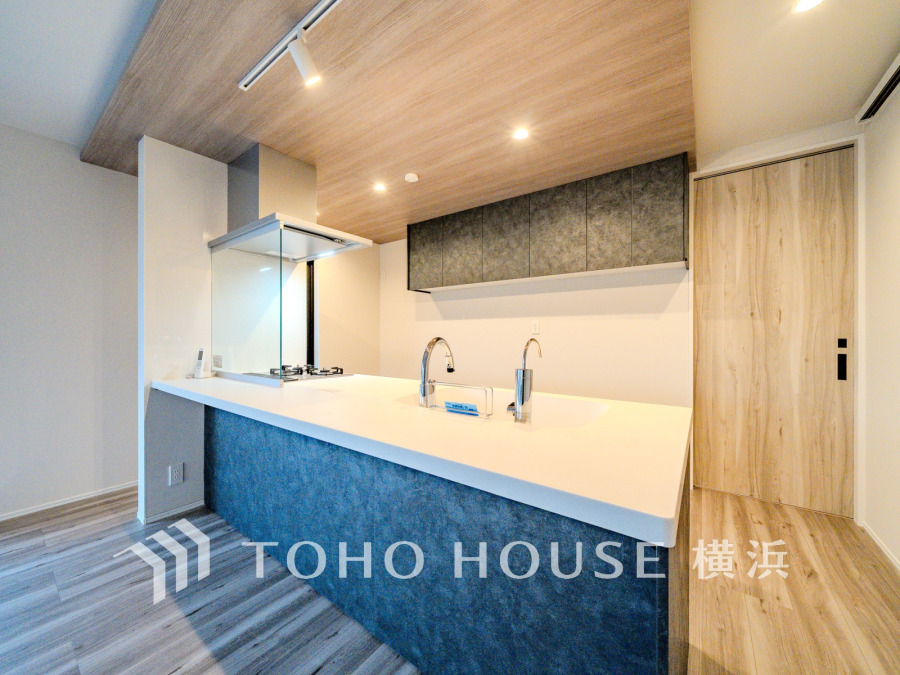 家族との会話も楽しめる対面キッチンは、使い勝手とデザイン性を両立した快適な空間です。