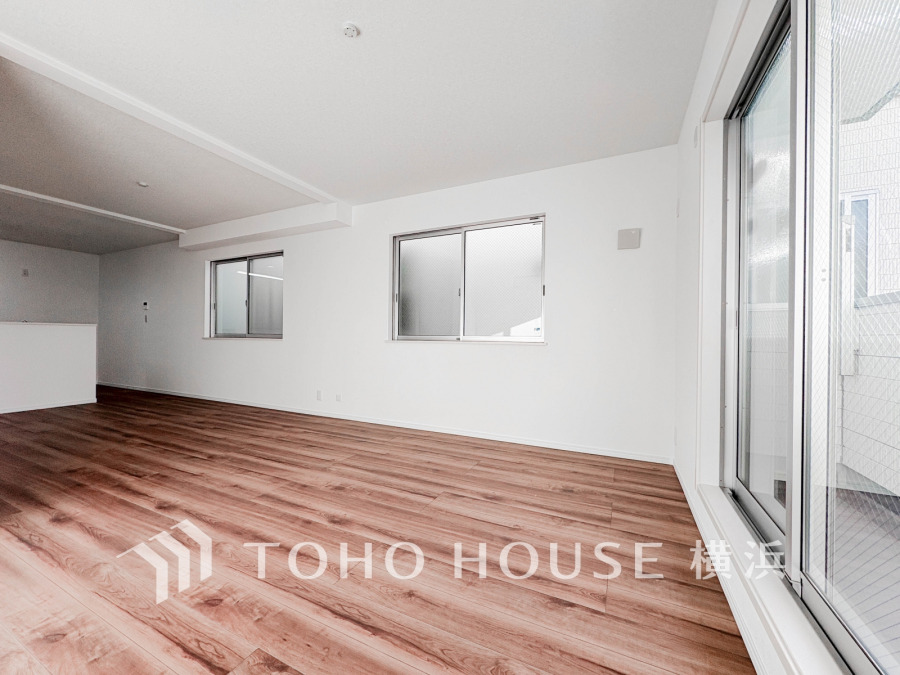 広々とした明るいリビングは、木目調のフローリングが温かみを演出し、快適な居住空間を実現します。