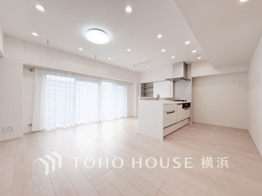 南東向きの大きな窓からたっぷりと光が入る明るいLDK。落ち着いた雰囲気に包まれた空間です。
