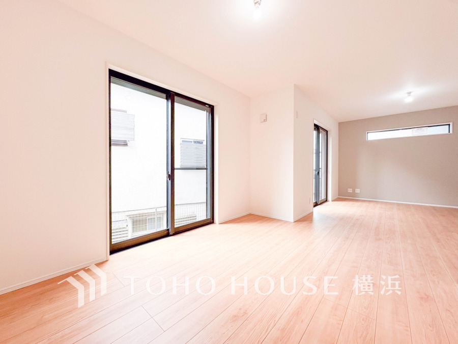 柔らかな色合いのフローリングと清潔感の溢れるクロスが明るい空間を創り出しているリビングダイニング。憩いの場に相応しく、ここで楽しむ家族の時間が絆をより深めてくれそうです。