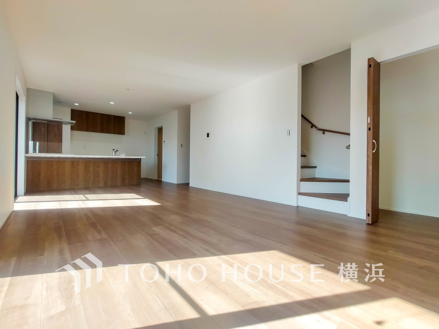 陽光が差し込む広々としたリビング。大きな窓から爽やかな風が通り抜ける快適な空間です。