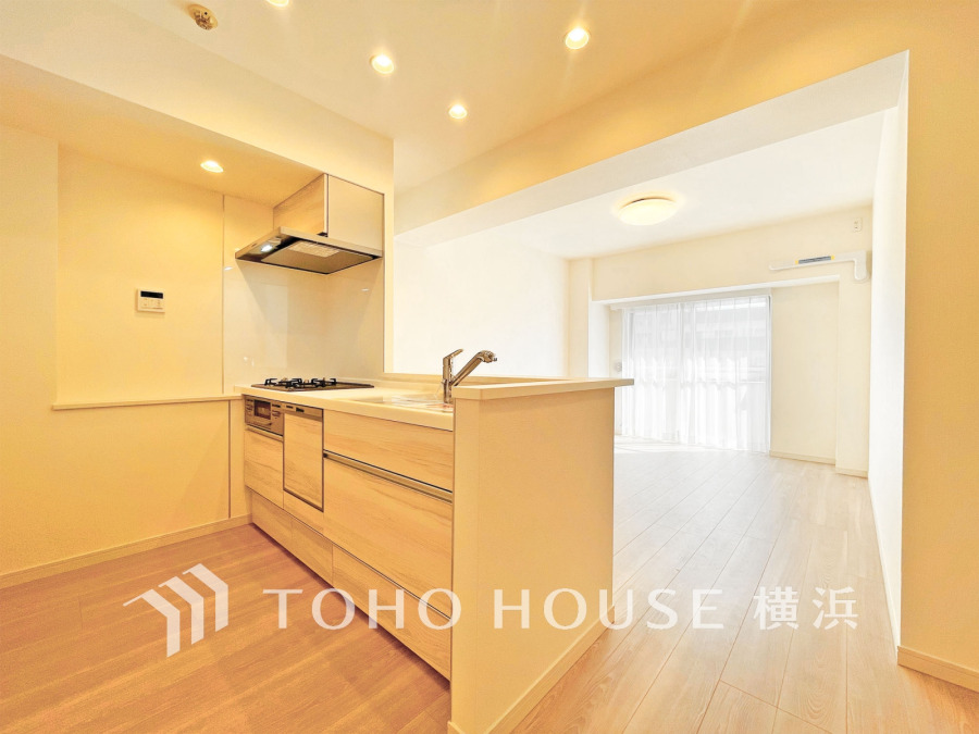 機能性とデザイン性を兼ね備えたシステムキッチン。リビングとの一体感も考慮され、美しい空間が実現。
