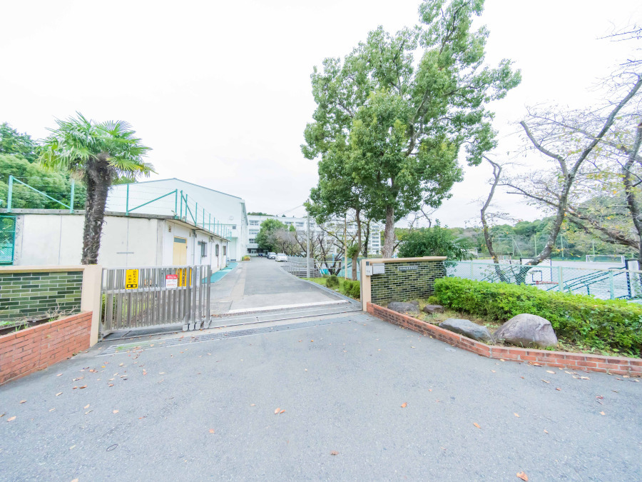 横浜市立都岡中学校　約650ｍ