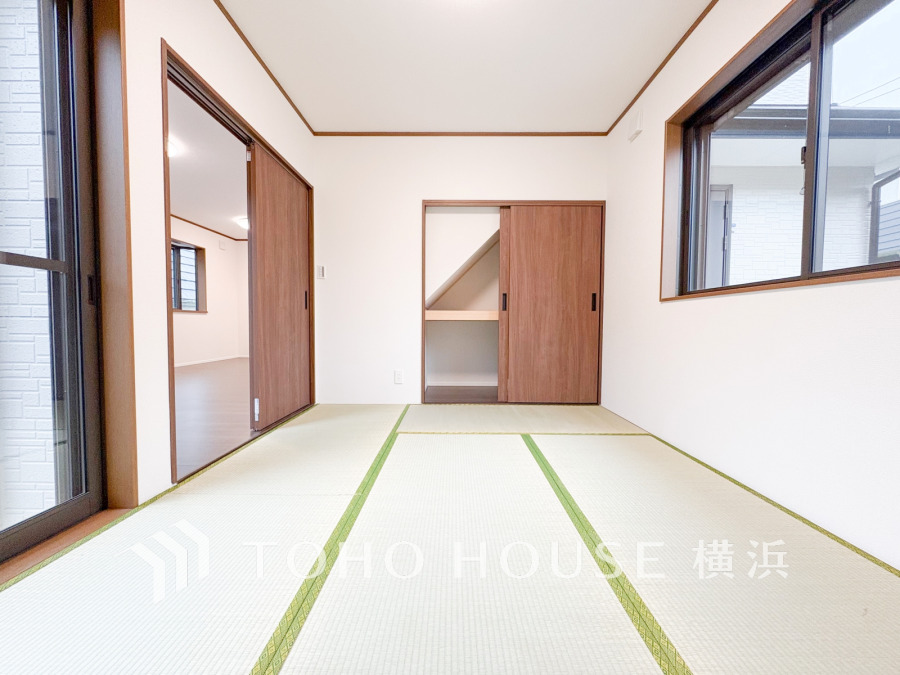 伝統的な日本情緒のある、温かみと落ち着きが感じられる和室です。来客時や一息つきたいときなどに利用できる用途多様な空間です。