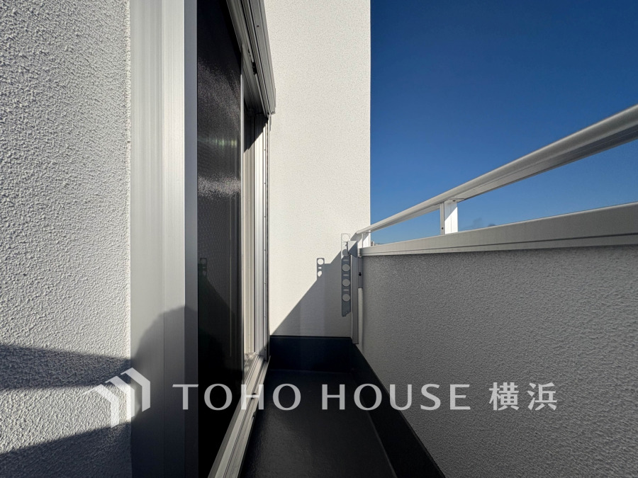 暮らしの中で光と風を演出してくれるバルコニー、見事なまでの開放的な空間を演出しながら、プライベート性も確保された空間は我が家の自慢です。