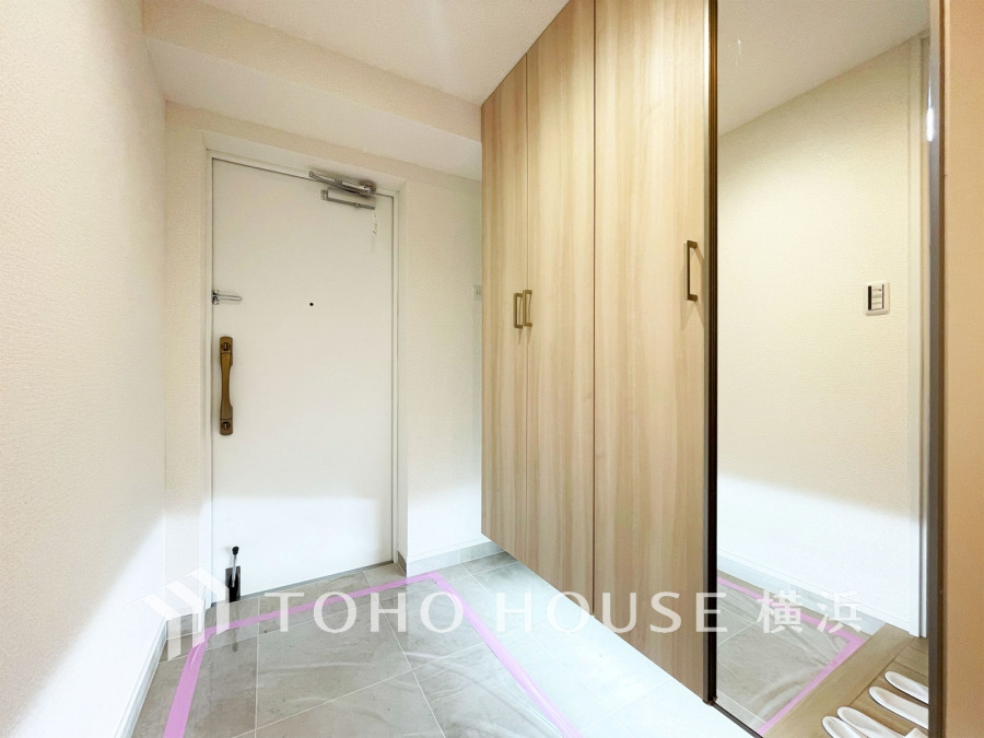 収納力の豊富なシューズボックスを設置した玄関スペース。身だしなみチェックに便利な大型ミラー付き。
