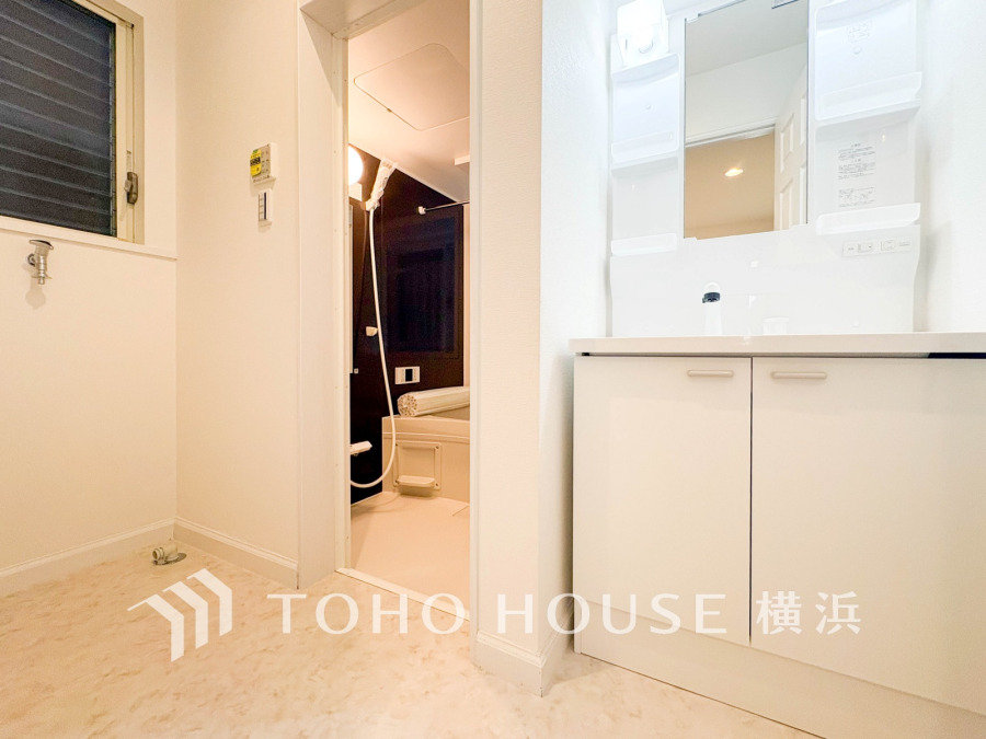 脱衣スペースを含む空間はゆとりの広さを設け、また洗面化粧台にも収納スペースを設ける事により、散らかりやすい洗面スペースをスッキリ保てます。