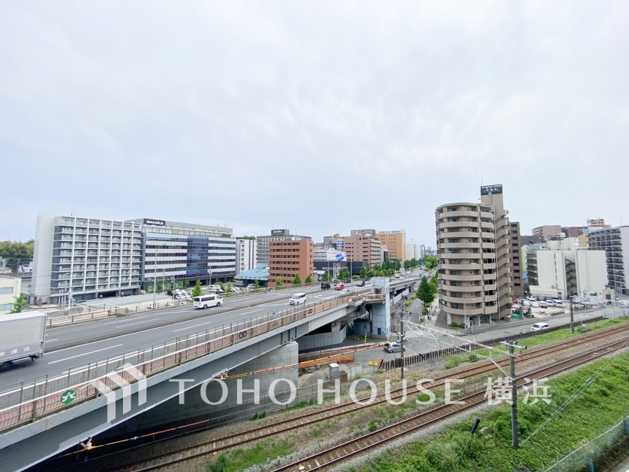 開放感があり、遮るものもなく気持ちのいい景色が広がります。お部屋にも爽やかな風と暖かく柔らかな日差しが差し込み、毎日の暮らしを豊かに彩ります。