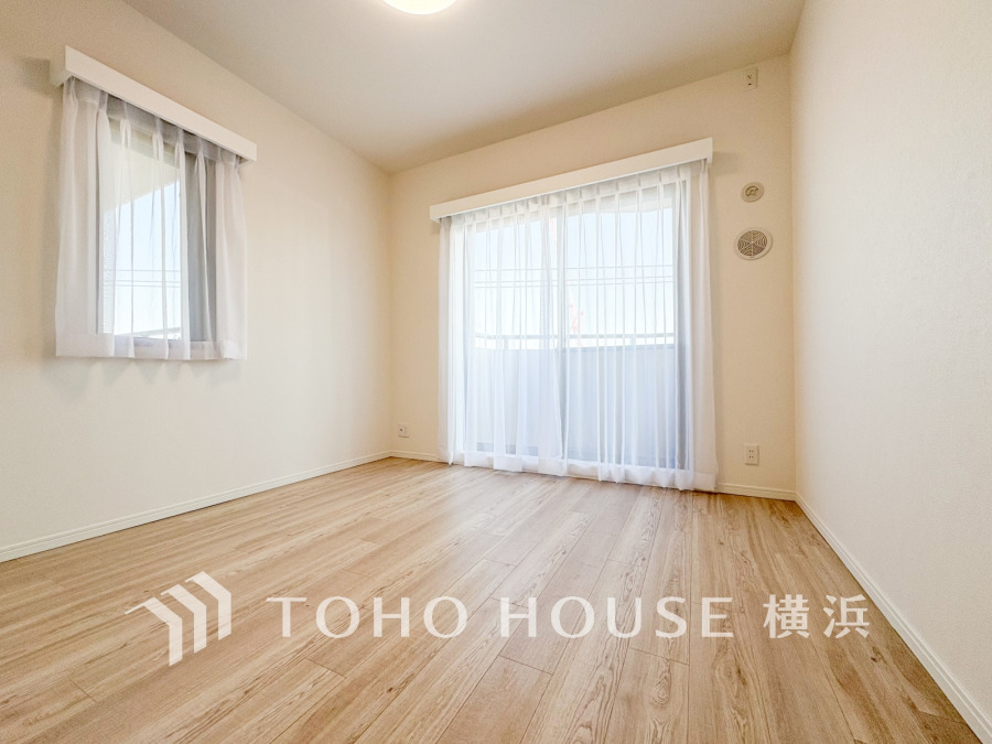 バルコニーに面した明るい洋室。穏やかな陽射しが、ゆったりとした寛ぎの時間を包みます。
