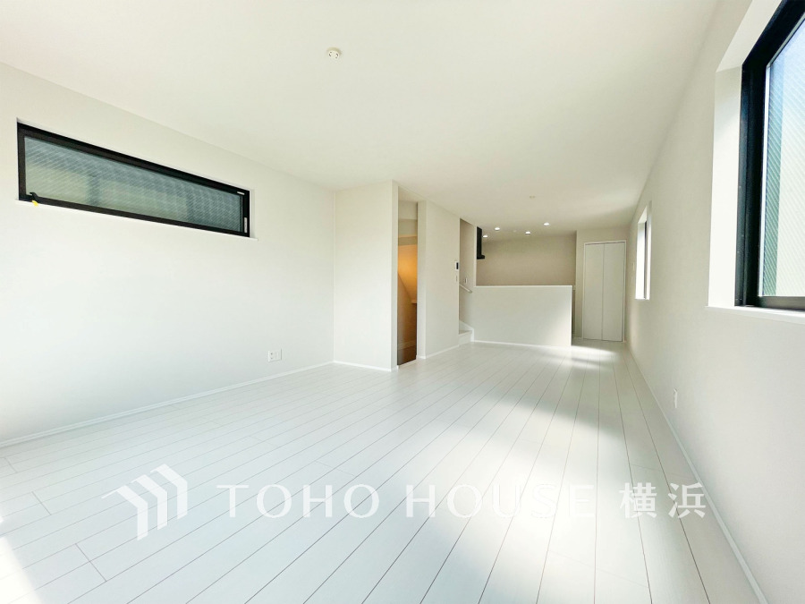 和やかで洗練された空間の演出。寛ぎとコミュニケーションを育む居心地のよい場所。やわらかな陽射しが降り注ぎ、室内に開放感と爽快感をもたらします。