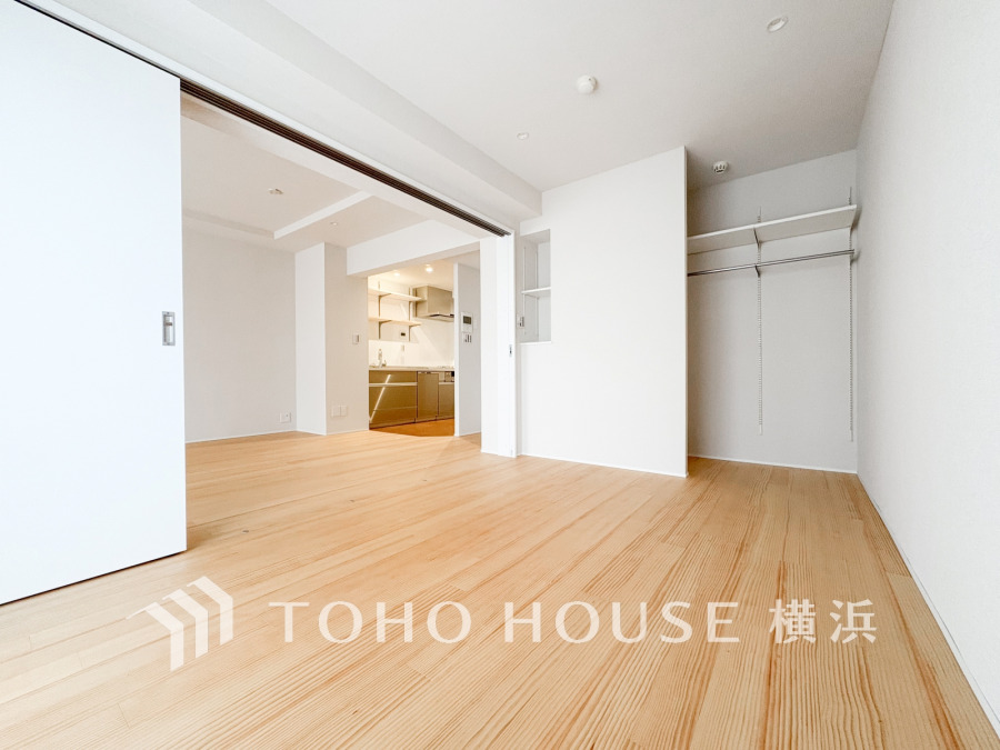 穏やかな寛ぎを届ける上質仕様のゆとりあるお部屋。リビングと一体利用することで約20帖の大空間となり、より開放的に過ごせます。
