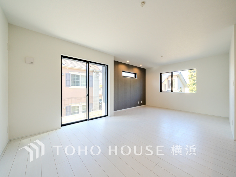 和やかで洗練された空間の演出。寛ぎとコミュニケーションを育む居心地のよい場所。やわらかな陽射しが降り注ぎ、室内に開放感と爽快感をもたらします。