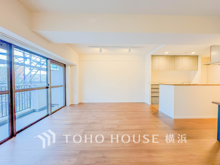 大きな窓から自然光がたっぷり入る、開放感あふれる明るいリビングダイニング空間です。