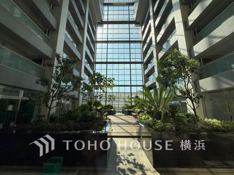心地よい風とデザインされた植栽が爽やかな彩りを添えています。