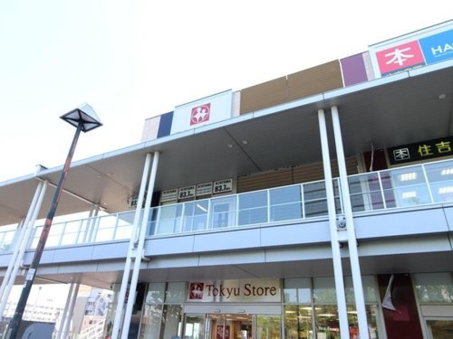 東急ストアモレラ東戸塚店(約1,200ｍ。毎日の食卓を彩る食料品が品揃え豊富に揃います。駅出口で帰宅時のついでのお買い物にも大変便利。)