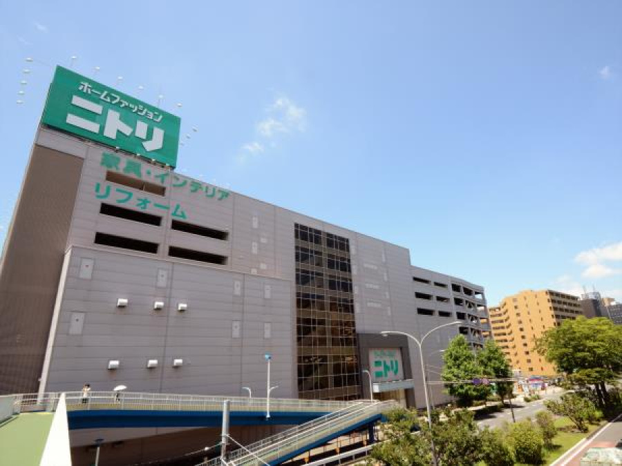 ニトリ新横浜店(約95ｍ大型家具からインテリア用品までトータルで揃うホームセンター。営業時間は朝10時～夜21時まで。)